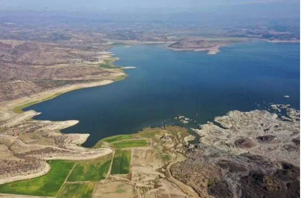 16 bin yıl önce püskürdü Demirköprü Barajı’nın suyu çekilince göründü. Kara olan rengi beyaza döndü - Resim: 14